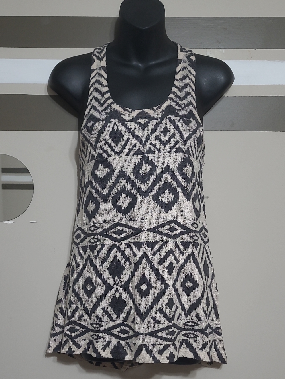 ⭐️ Suzy Shier Black & Cream Geometric Racerback Hi-Low Tank Sz Small